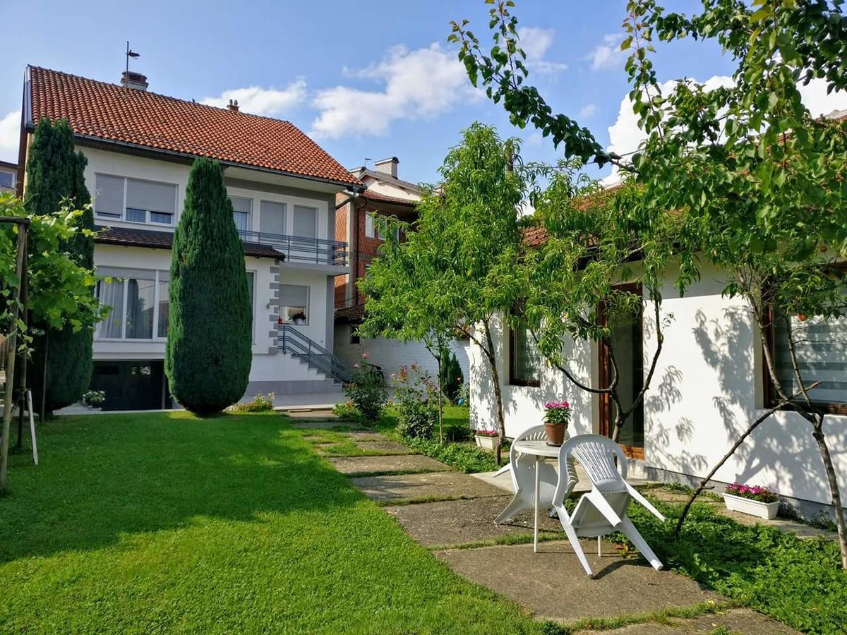 Garden Guesthouse Gjakova Exteriér fotografie